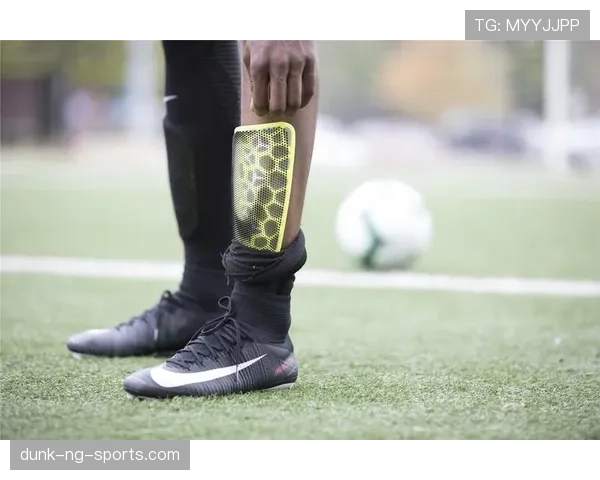 护腿板必须完全覆盖胫骨且被球袜包裹，这是足球规则中的强制性安全要求